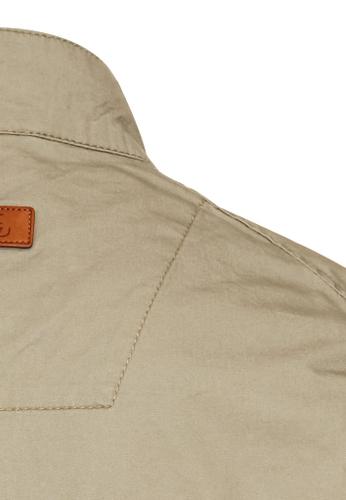 Outdoor vest with stand-up collar