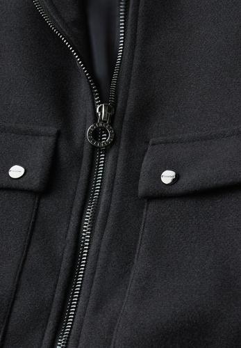 Jacke mit abnehmbarem Kragen