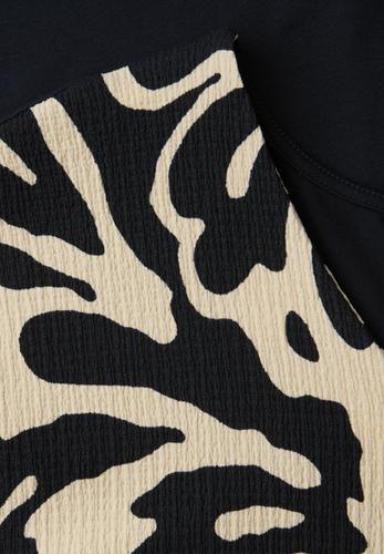 T-Shirt mit Split Neck und Frontprint