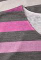 T-Shirt mit gerundetem V-Neck und Streifen