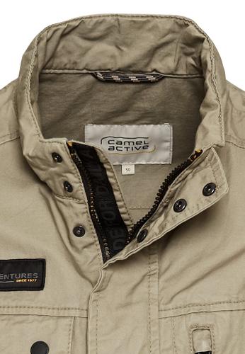 Outdoor vest with stand-up collar
